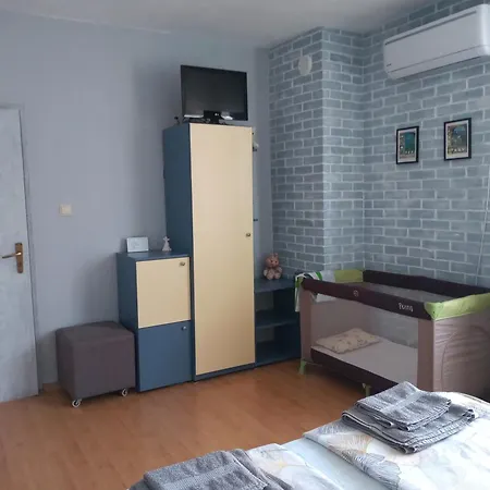 мезонет мени - две спални и две бани *