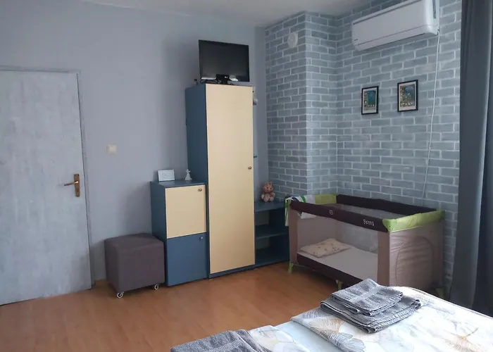 мезонет мени - две спални и две бани *