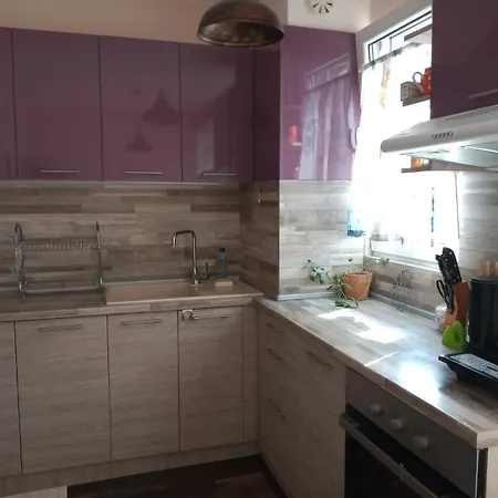 мезонет мени - две спални и две бани